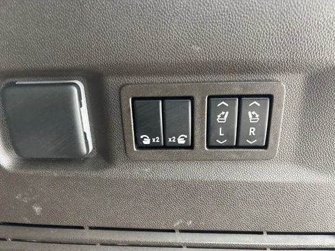 Certified 2021 GMC Yukon SLT w/ SLT Luxury Package AWD/4WD image 12