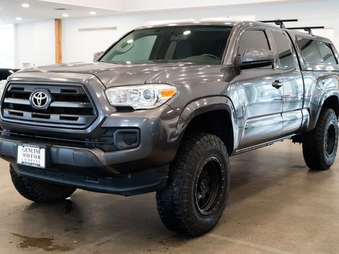 Used 2017 Toyota Tacoma SR image 1