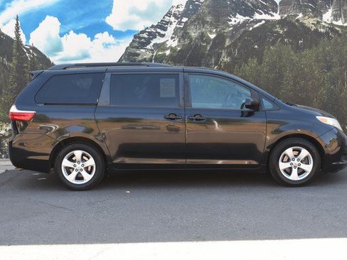 Used 2015 Toyota Sienna LE FWD image 2