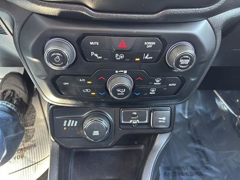 Used 2021 Jeep Renegade Latitude w/ Luxury Group I image 23