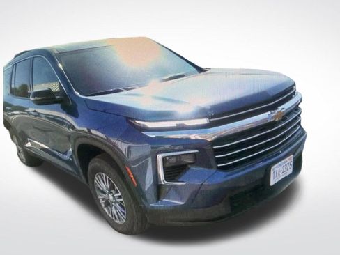 Used 2026 Chevrolet Traverse LT AWD/4WD image 2