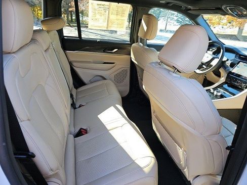 Used 2023 Jeep Grand Cherokee Limited w/ Luxury Tech Group II image 16