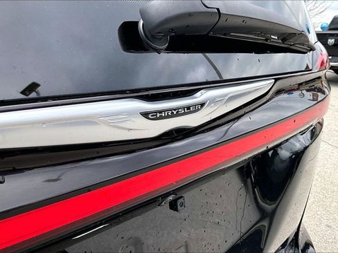 Used 2022 Chrysler Pacifica Touring-L FWD image 9