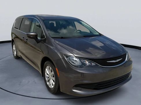 Used 2017 Chrysler Pacifica Touring FWD image 2