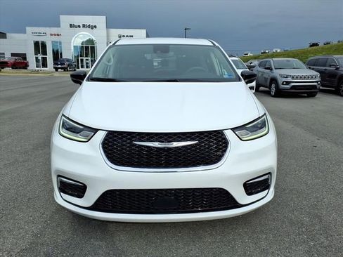 Used 2024 Chrysler Pacifica Touring-L FWD image 11