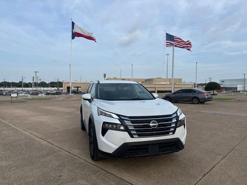 Used 2024 Nissan Rogue SV AWD/4WD image 3