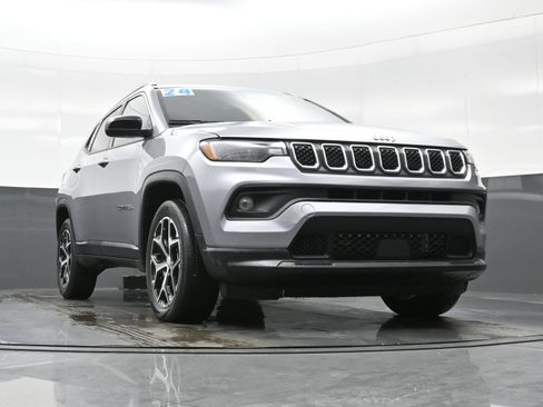 Used 2024 Jeep Compass Latitude AWD/4WD image 35