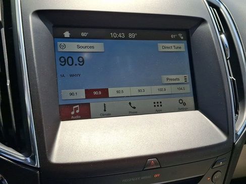Used 2018 Ford Edge Titanium FWD image 3