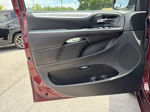 Used 2019 Dodge Grand Caravan GT image 28