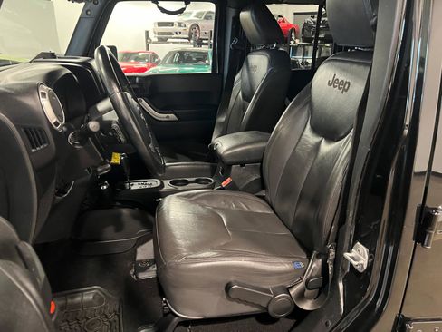 Used 2017 Jeep Wrangler Unlimited Sahara w/ Max Tow Package AWD/4WD image 9