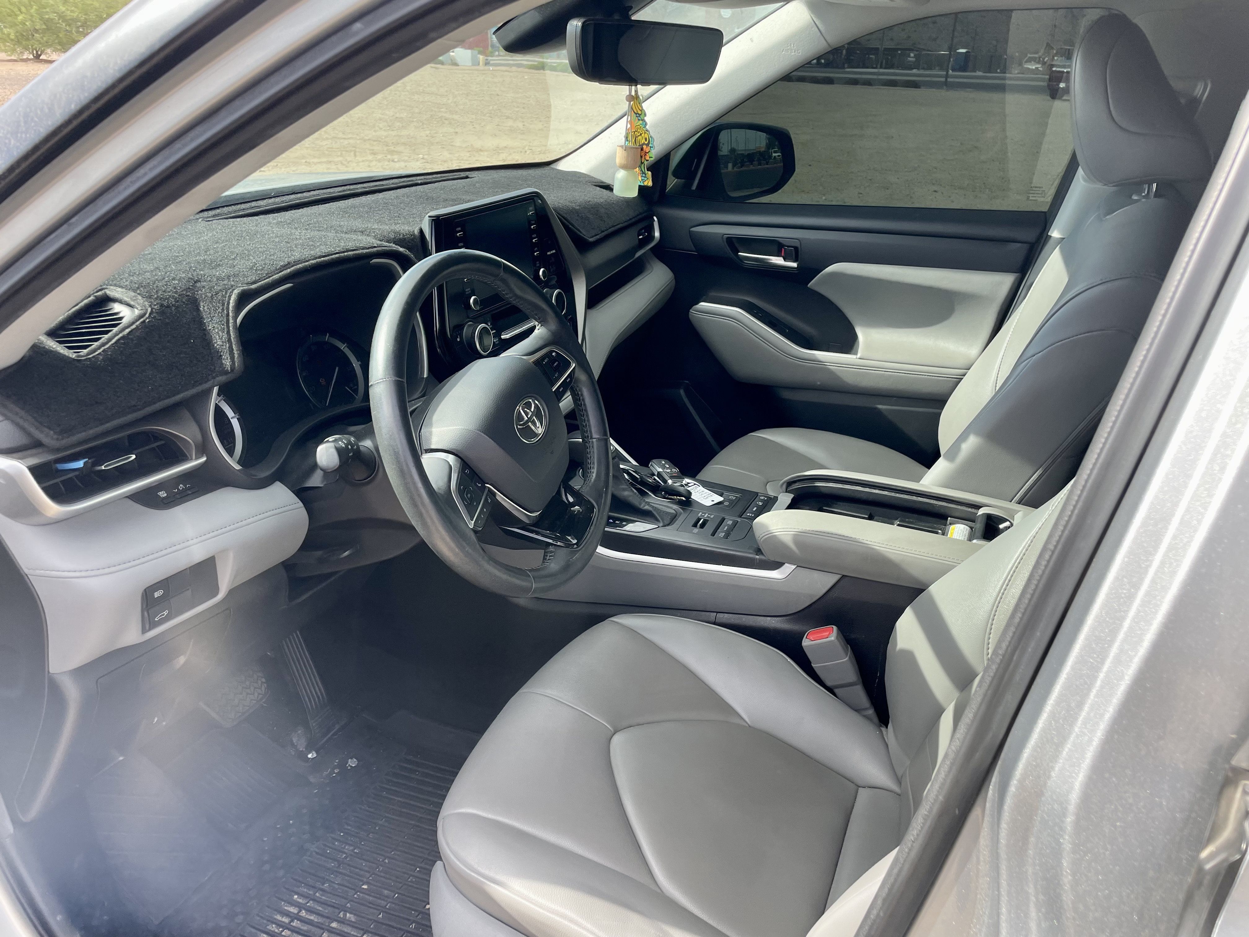 Used 2021 Toyota Highlander XLE AWD/4WD image 10