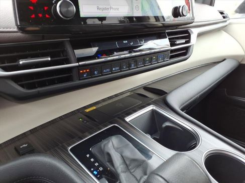 Certified 2023 Toyota Sienna Platinum image 22