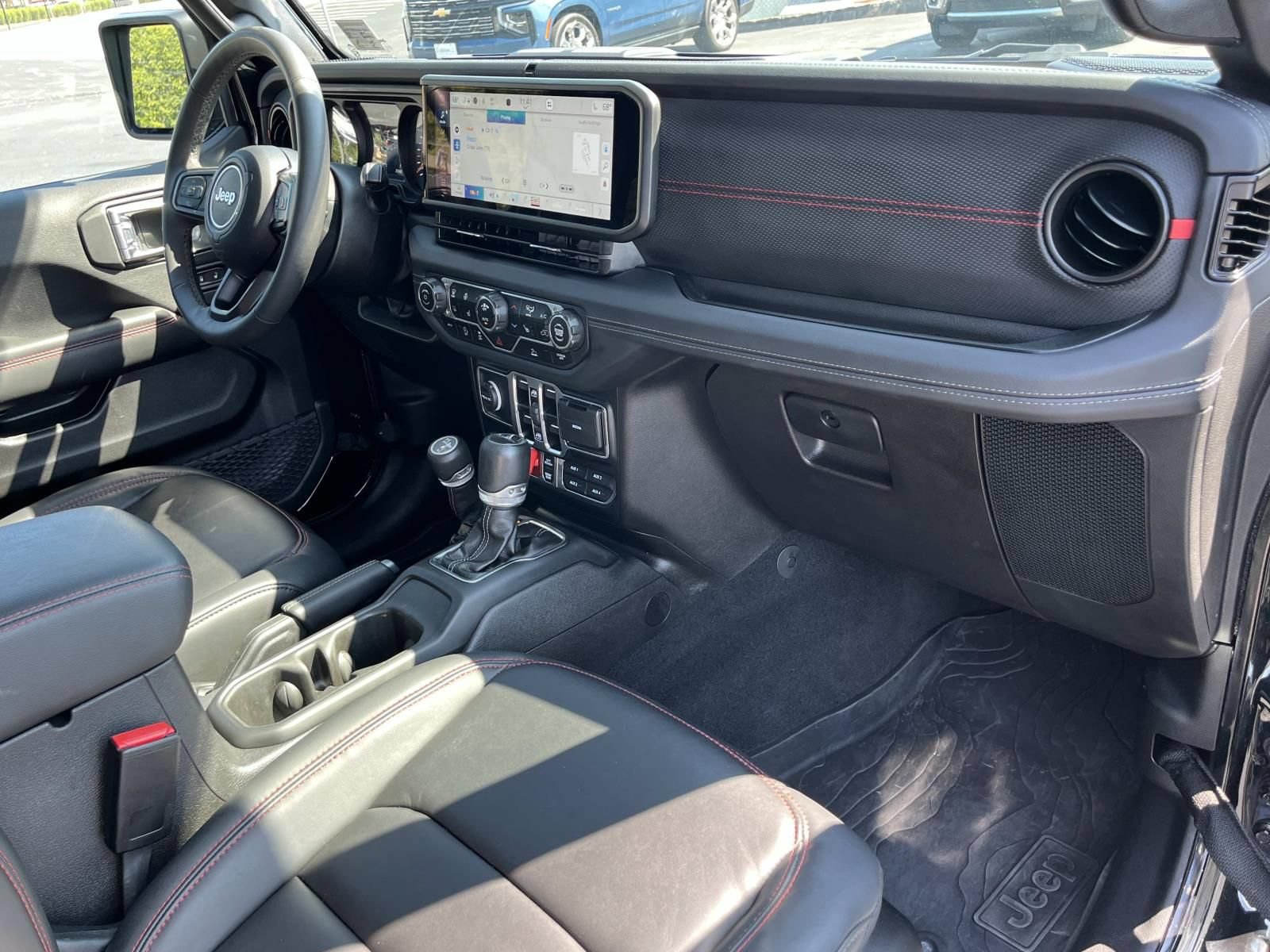 Used 2025 Jeep Gladiator Rubicon w/ Convenience Group AWD/4WD image 24
