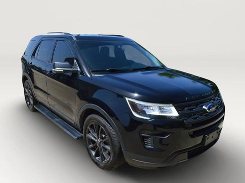 Used 2018 Ford Explorer XLT w/ Equipment Group 202A AWD/4WD image 13