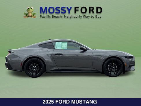 Used 2025 Ford Mustang Coupe RWD image 4