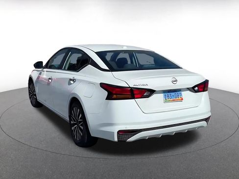 Used 2025 Nissan Altima 2.5 SV FWD image 11