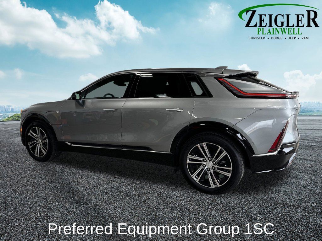 Used 2025 Cadillac Lyriq Luxury w/ LPO, Floor Liner Package AWD/4WD image 3