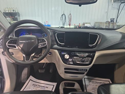Used 2023 Chrysler Pacifica Touring-L FWD image 15