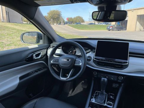 Used 2025 Jeep Compass Limited image 36