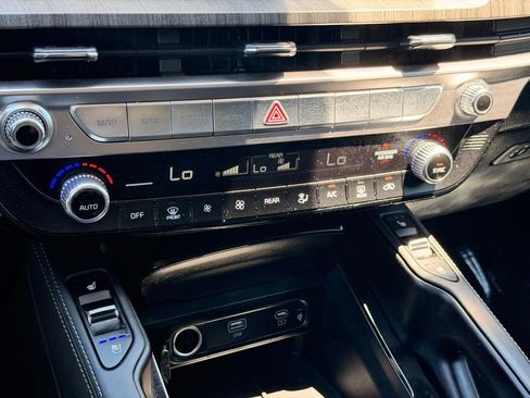 Used 2024 Kia Telluride EX w/ EX Captain's Chair Package FWD image 38