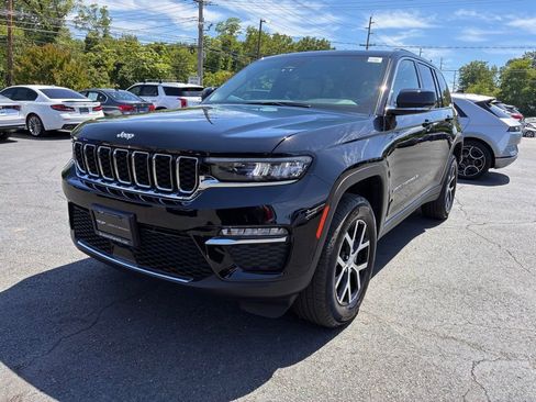 Used 2024 Jeep Grand Cherokee Limited AWD/4WD image 3