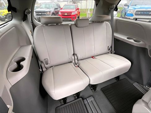 Used 2020 Toyota Sienna XLE w/ XLE Navigation Package image 29