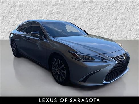 Used 2019 Lexus ES 300h image 1