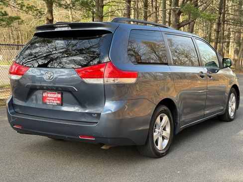 Used 2014 Toyota Sienna LE image 5