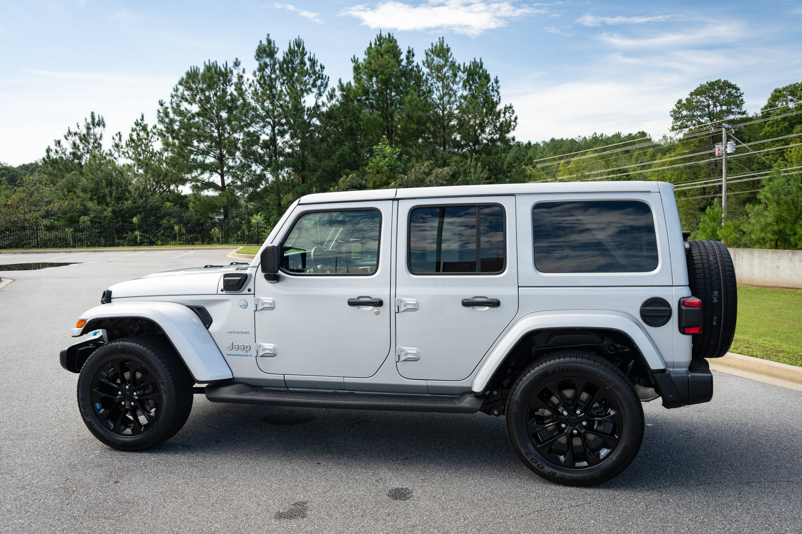 Used 2023 Jeep Wrangler Unlimited Sahara w/ Cold Weather Group AWD/4WD image 7