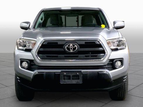 Used 2017 Toyota Tacoma SR5 AWD/4WD image 4
