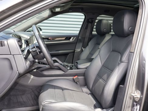 Certified 2025 Porsche Cayenne Turbo AWD/4WD image 5