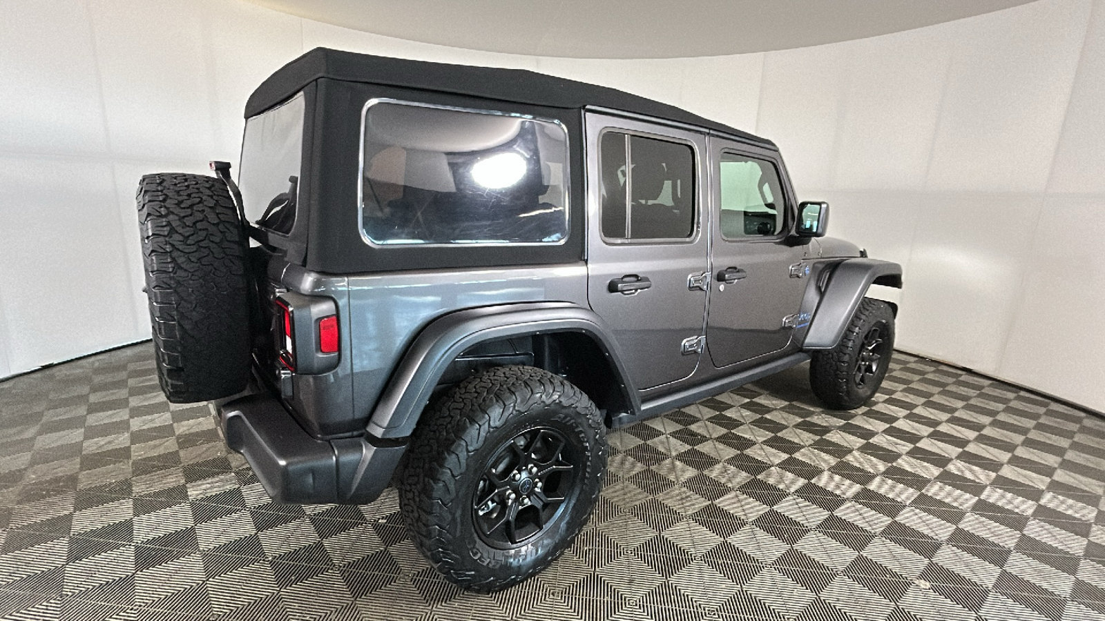 Used 2024 Jeep Wrangler Unlimited AWD/4WD image 3