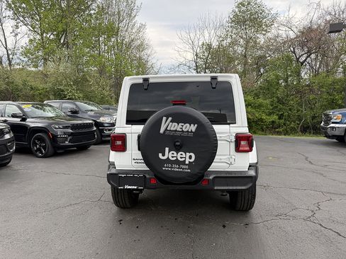 Used 2025 Jeep Wrangler Sahara AWD/4WD image 5