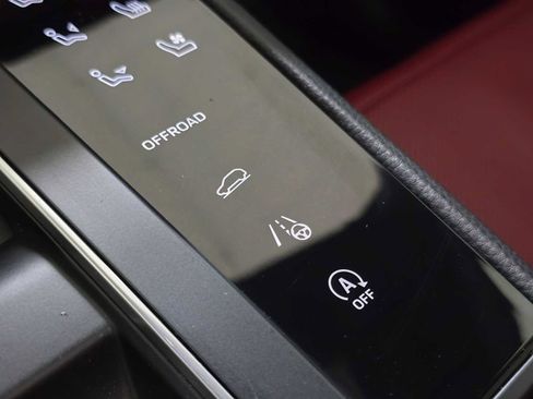 Used 2024 Porsche Macan image 37