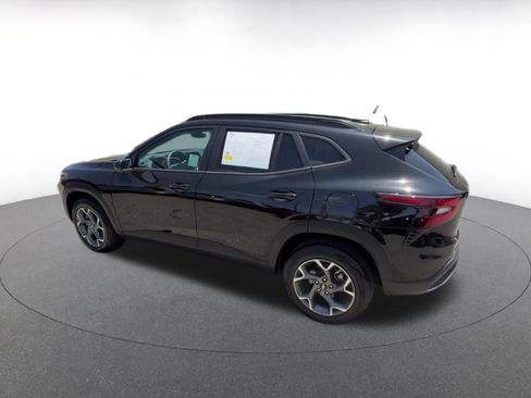Used 2025 Chevrolet Trax LT FWD image 10