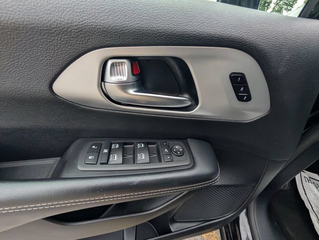 Used 2025 Chrysler Pacifica Limited FWD image 14