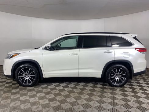 Used 2018 Toyota Highlander SE image 4