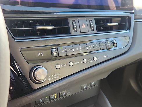 Used 2025 Lexus ES 300h w/ Premium Package image 17