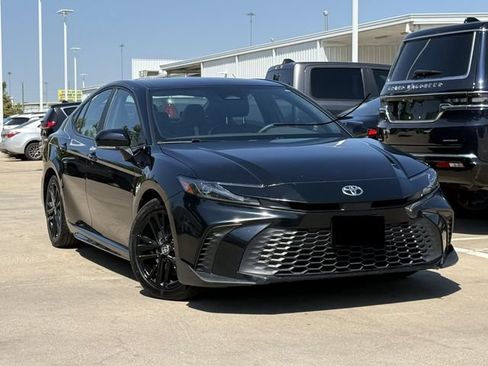 Used 2025 Toyota Camry SE FWD image 2