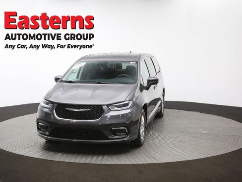 Used 2023 Chrysler Pacifica Touring-L image 56