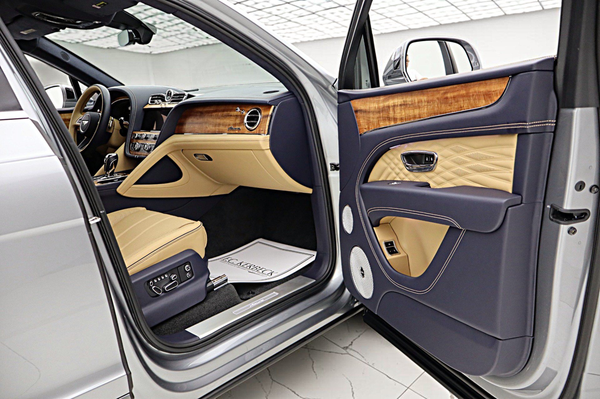 Used 2025 Bentley Bentayga AWD/4WD image 40