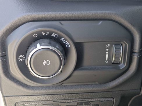 Used 2024 Jeep Wrangler Unlimited Sahara w/ Technology Group AWD/4WD image 23
