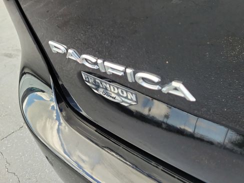Used 2024 Chrysler Pacifica Touring-L FWD image 9