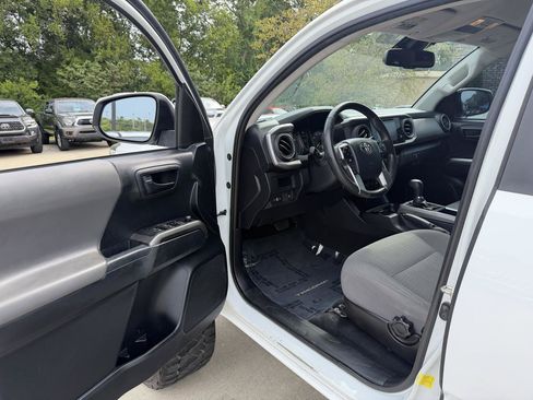 Used 2018 Toyota Tacoma SR5 RWD image 10