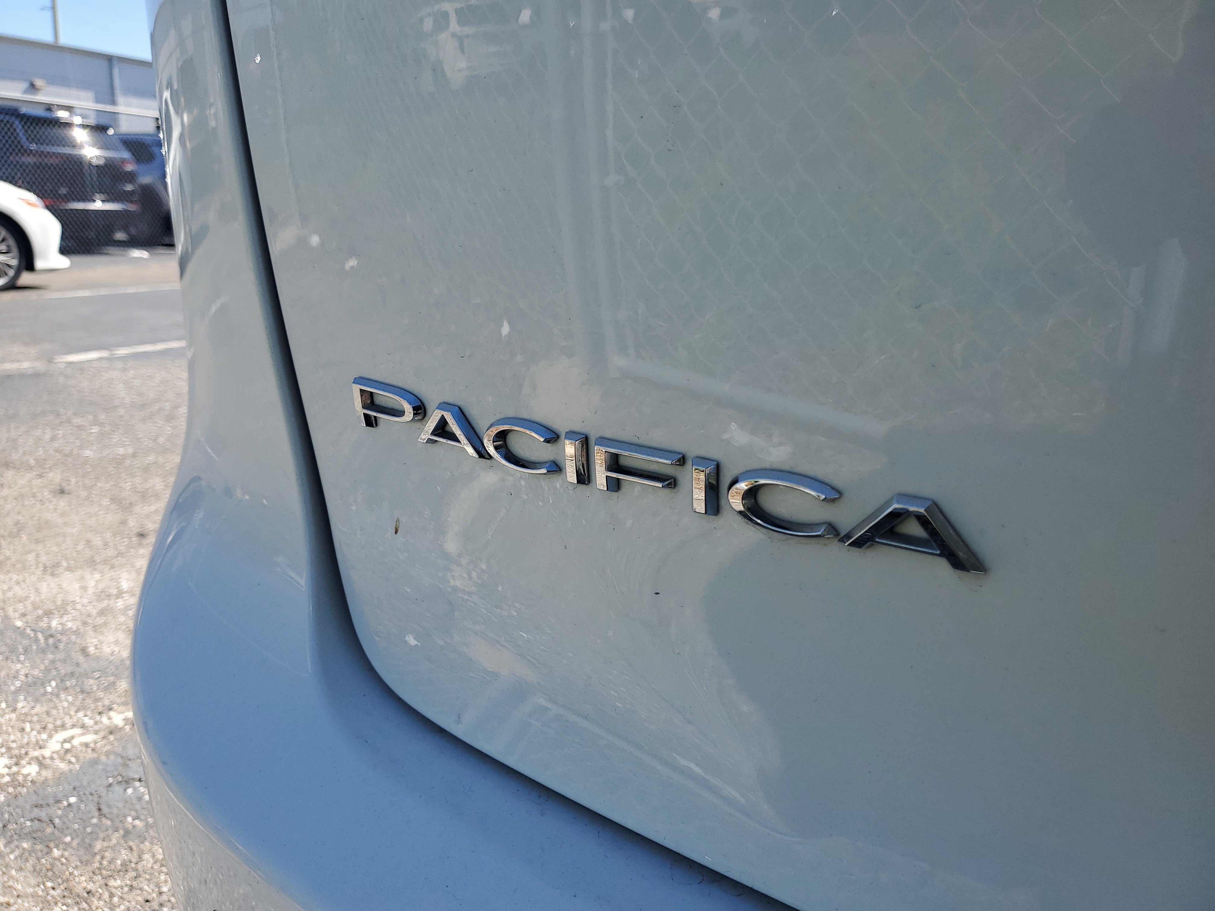 Used 2021 Chrysler Pacifica Touring-L FWD image 7