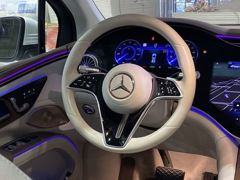 Used 2023 Mercedes-Benz EQS 580 4MATIC SUV image 3