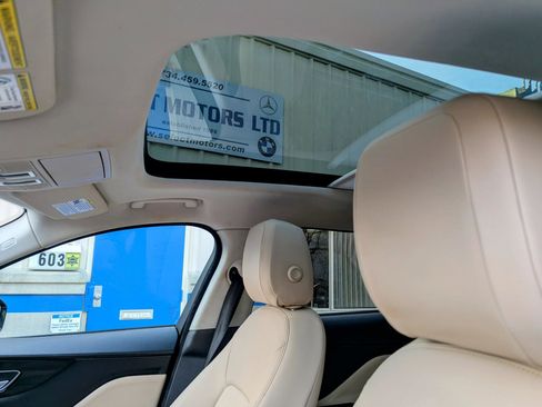 Used 2017 Jaguar F-PACE Premium image 6