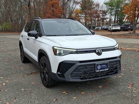 Certified 2025 Volkswagen Taos SE image 2