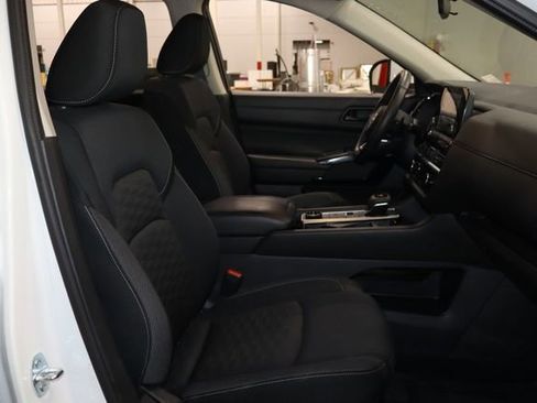 Used 2024 Nissan Pathfinder SV image 16