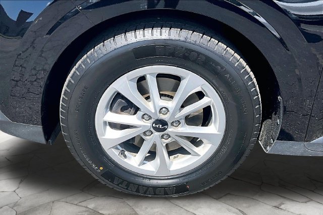 Used 2022 Kia Carnival LX FWD image 8